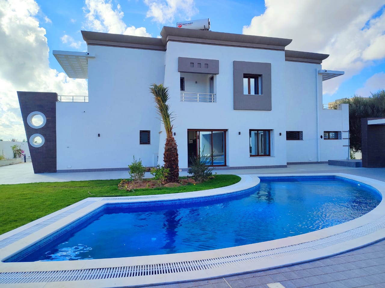 Villa FLORIDA F8 de luxe avec piscine et grand terrain