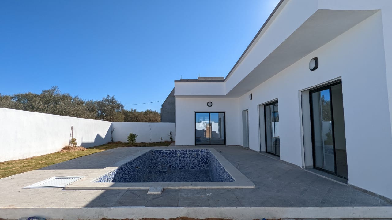 Villa BERNABEU F3 lumineuse avec piscine et jardin à vendre a Djerba