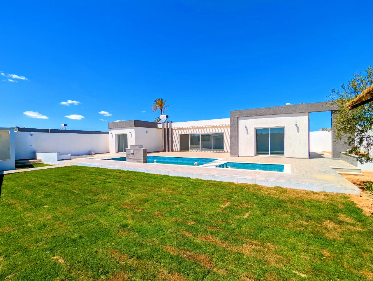 Villa DOWN TOWN magnifique F5 avec piscine à vendre a Djerba