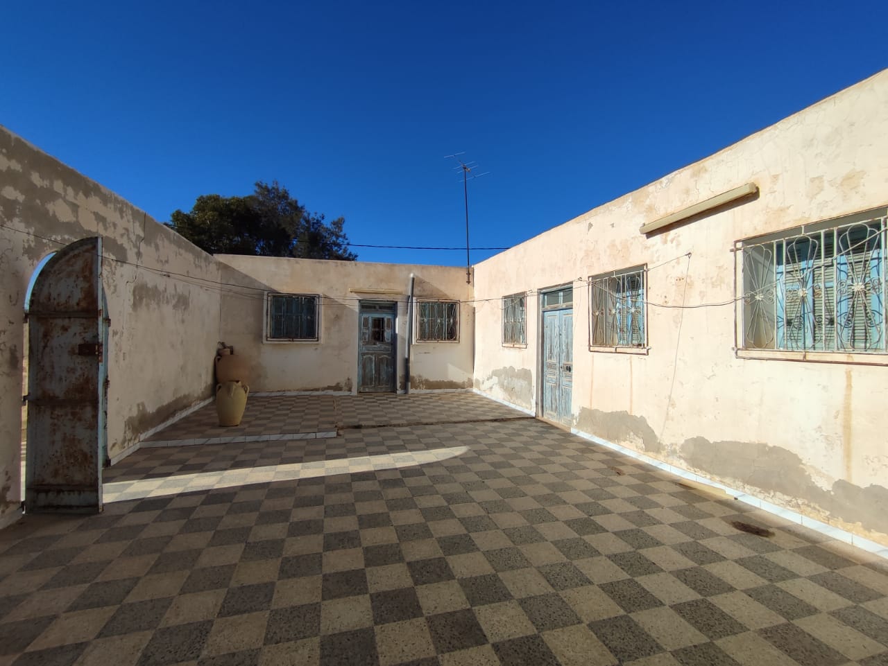 Houch typique titré à rénover avec terrain dans un quartier calme à vendre a Djerba
