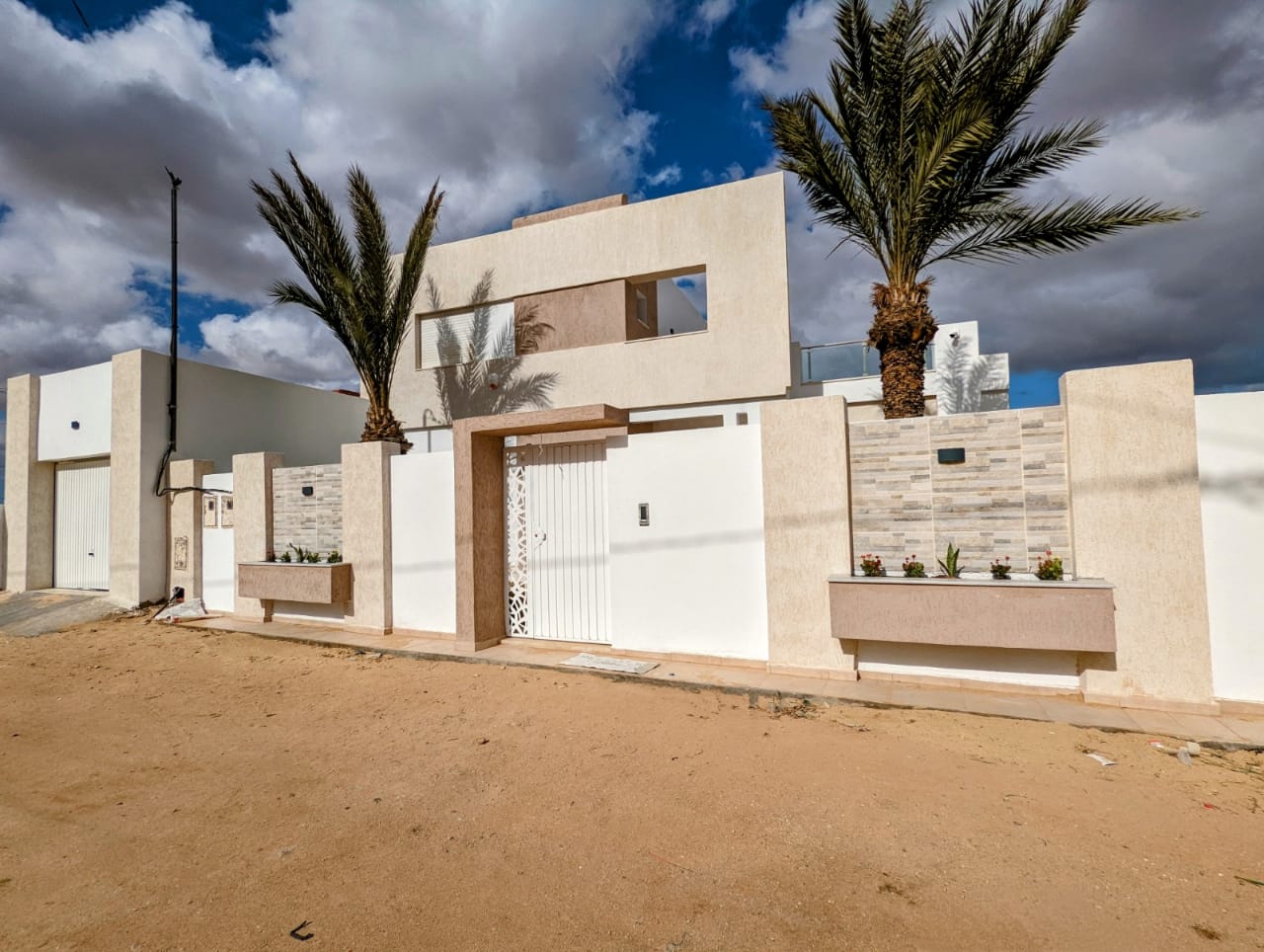 Villa TAVIRA F4 avec piscine lumineuse et d'architecte à vendre a Djerba